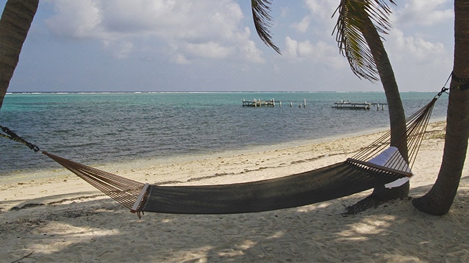 Stabhängematte am Strand