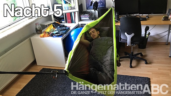 Mann schlafend in La Siesta Reisehängematte mit Schlafsack