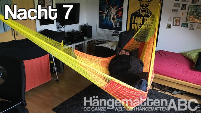 Mann schlÀft in NetzhÀngematte