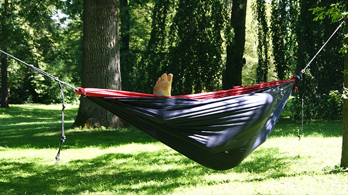 HĂ€ngematte aus Fallschirmseide im Garten
