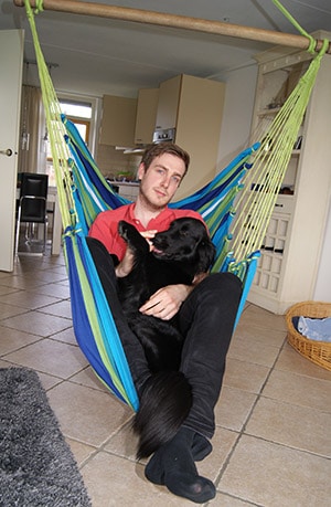 Im Hängesessel mit Hund