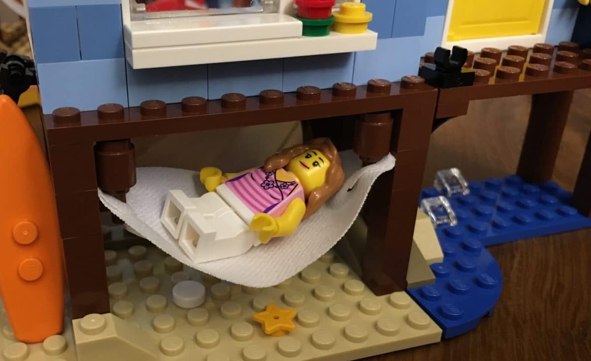 Minifigur in einer LEGO Hängematte